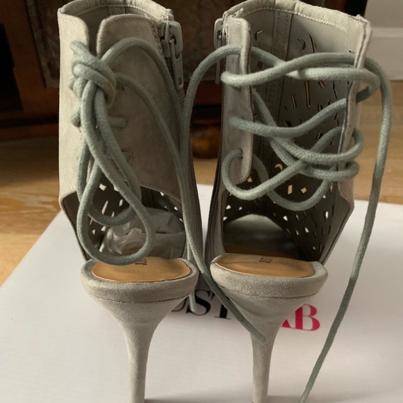 Grey Heel - Picture 3 of 3